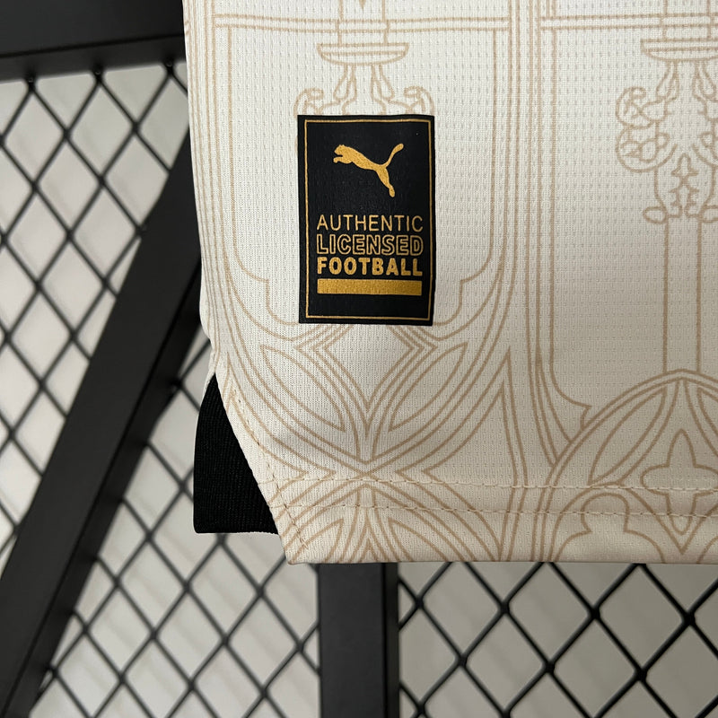 quarta-camisa-ac-milan-2024, camisa-ac-milan-pleasures, camisa-gotica-milan, camisa-preta-milan-2024, camisa-off-white-milan, camisa-puma-milan-2024, camisa-streetwear-milan, camisa-collab-milan-pleasures, camisa-rossoneri-2024, camisa-edicao-especial-milan, camisa-metal-milan, camisa-punk-milan, camisa-moda-urbana-milan, camisa-catedral-milao-milan
