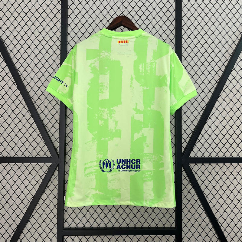 terceira-camisa-fc-barcelona-2024-2025-nike-verde-third-kit-alternativa-escudo-azul-swoosh-vertical-125-anos-barcelona-la-liga-champions-copa-do-rei-frete-gratis-personalizada-nova-camisa-futebol-feminino-barcelona-camisa-third-barca-uniforme-alternativo-barcelona-camisa-alternativa-nike-third-kit-verde-feminino-nike-personalizado